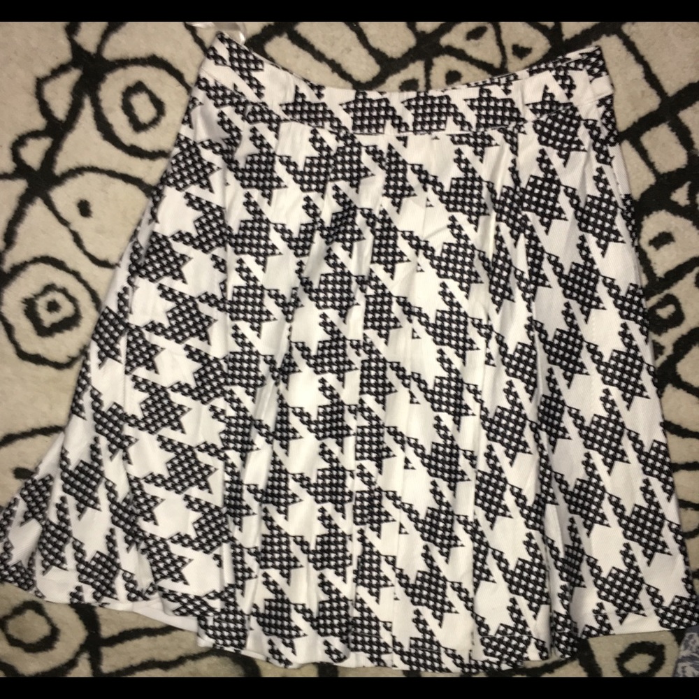 NWOT Houndstooth high-waist skirt